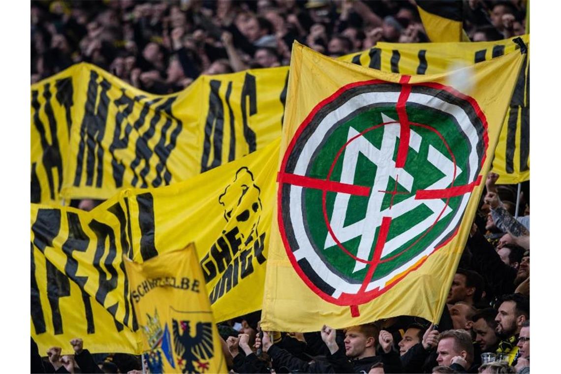 Arbeitssieg mit Nachspiel: BVB weiter im Titelrennen BVB-Fans sorgten erneut für unschöne Begleiterscheinungen. Foto: Guido Kirchner/dpa