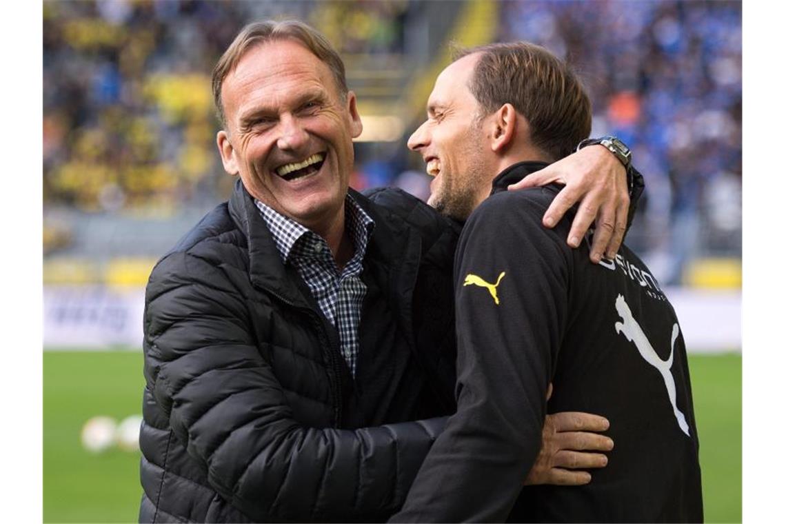 BVB-Geschäftsführer Hans-Joachim Watzke (l) und der damalige Dortmunder Trainer Thomas Tuchel im Jahr 2015. Foto: picture alliance / Marius Becker/dpa