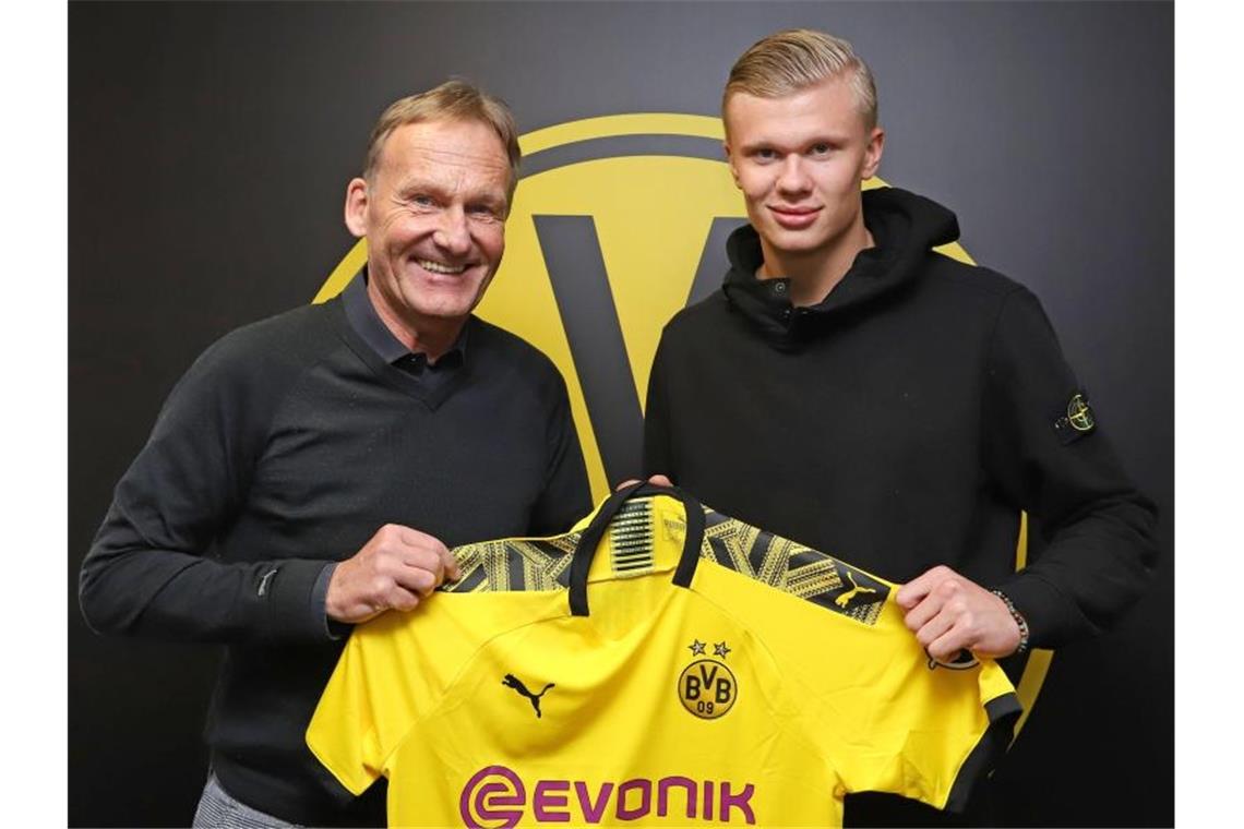 BVB-Geschäftsführer Hans-Joachim Watzke posiert mit Neuzugang Erling Haaland. Foto: Joel Kunz/BVB Medien/dpa