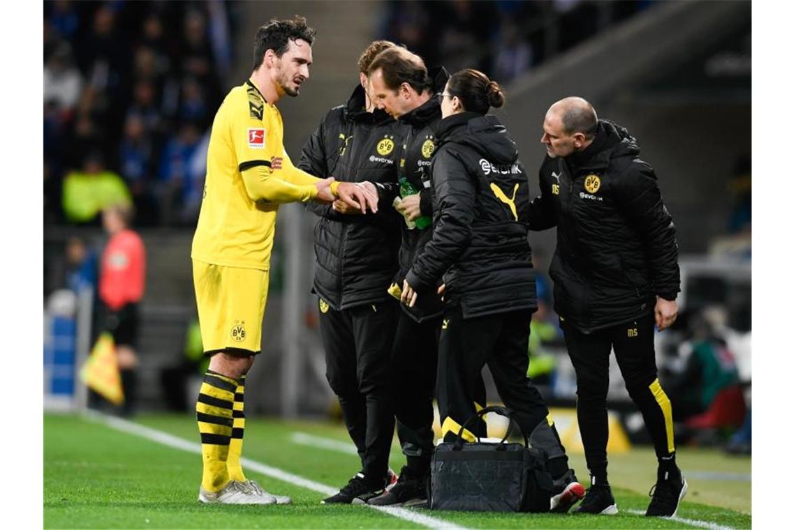 Rätselhafter BVB: „Jetzt stehen wir doof da“ BVB-Innenverteidiger Mats Hummels musste sich während der Partie am Handgelenk behandeln lassen. Foto: Tom Weller/dpa