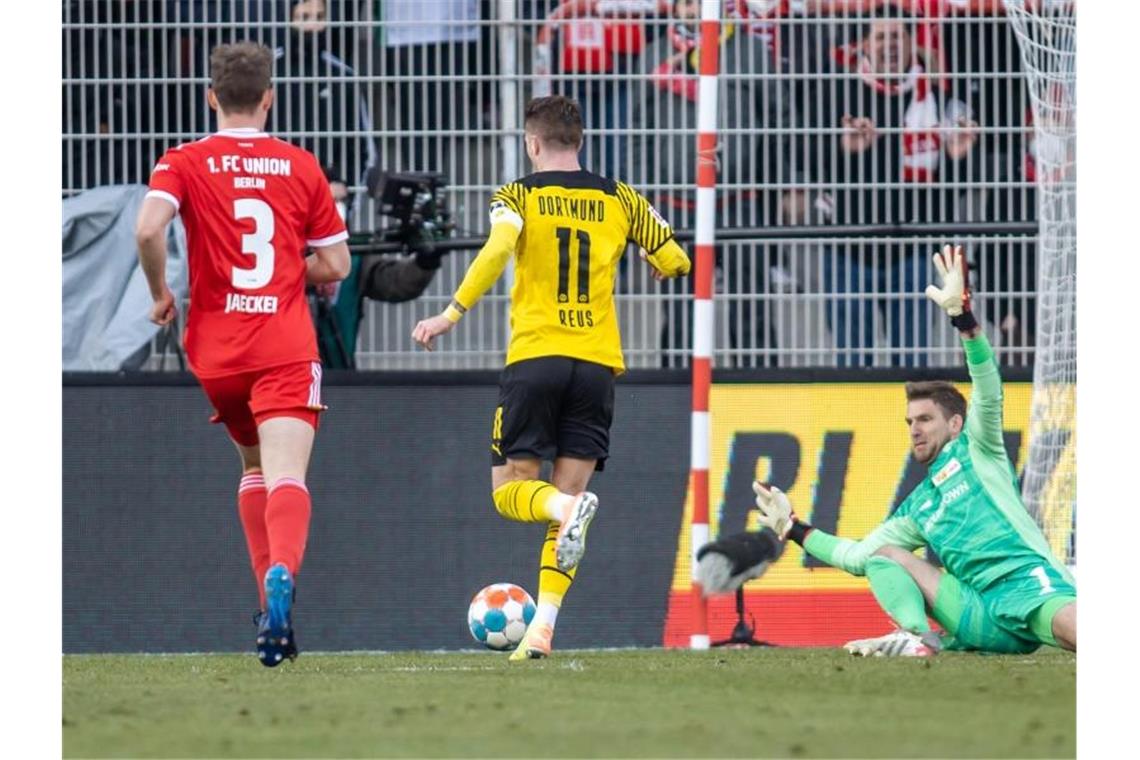 Statt Kampfansage: BVB will konstantere Leistungen zeigen BVB-Kapitän Marco Reus (M) fordert mehr Konstanz und Stabilität in den Leistungen seines Teams bekommen. Foto: Andreas Gora/dpa