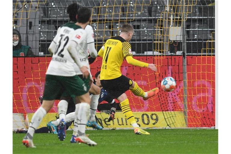 BVB-Kapitän Marco Reus (r) traf zum 1:0. Foto: Bernd Thissen/dpa