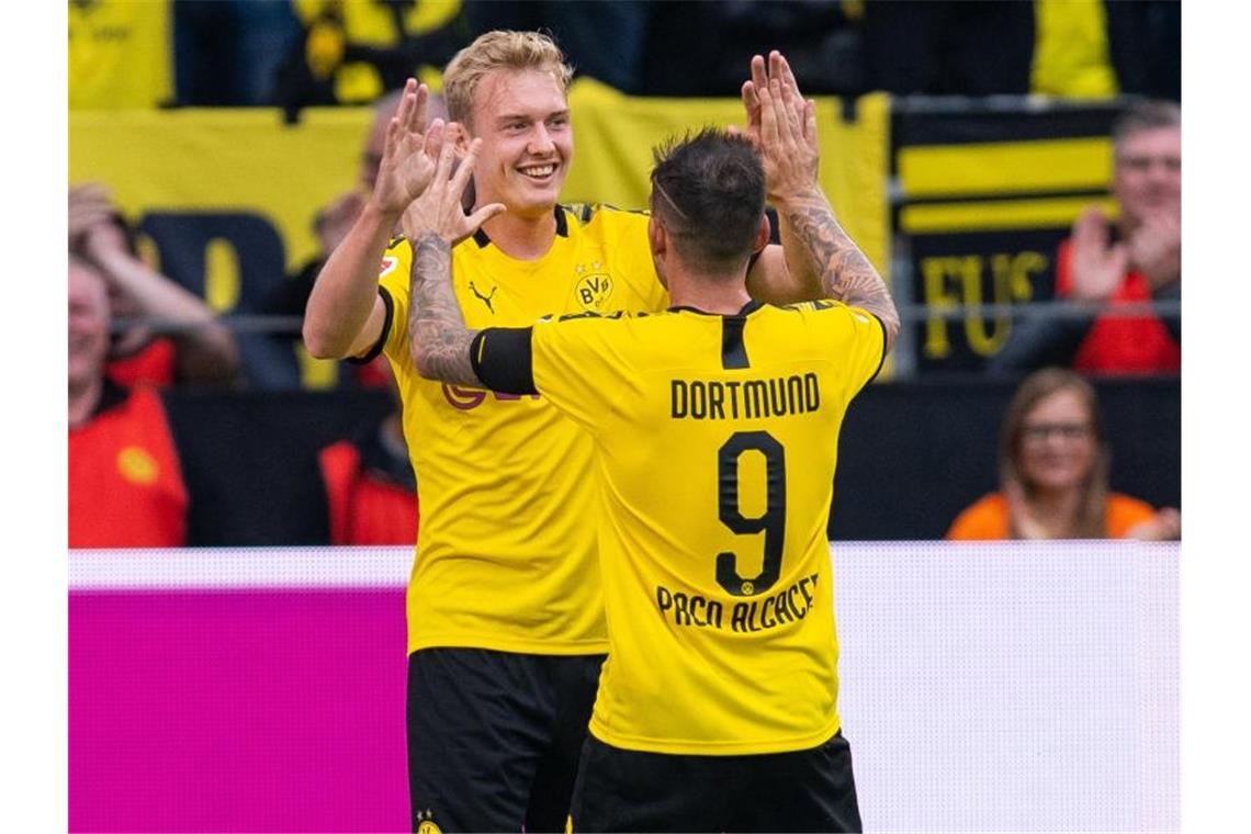 BVB-Neuzugang Julian Brandt (l) jubelt mit Doppel-Torschütze Paco Alcácer. Foto: Guido Kirchner