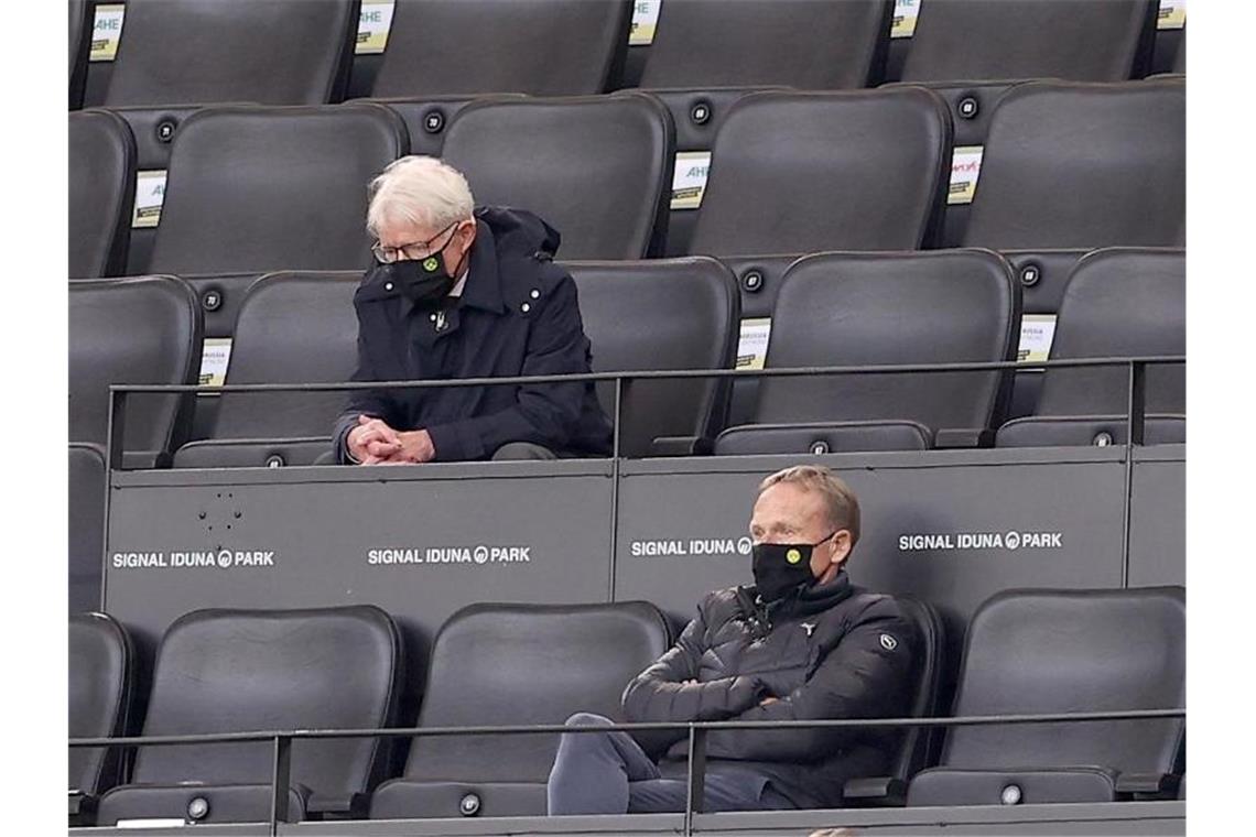 BVB dank Haaland immerhin in der Champions League BVB-Präsident Reinhard Rauball (oben) und Geschäftsführer Hans-Joachim Watzke schauten sich das Spiel in Dortmund von der Tribüne aus an. Foto: Lars Baron/Getty Images Europe/Pool/dpa
