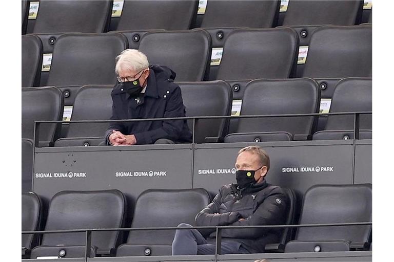 BVB-Präsident Reinhard Rauball (oben) und Geschäftsführer Hans-Joachim Watzke schauten sich das Spiel in Dortmund von der Tribüne aus an. Foto: Lars Baron/Getty Images Europe/Pool/dpa