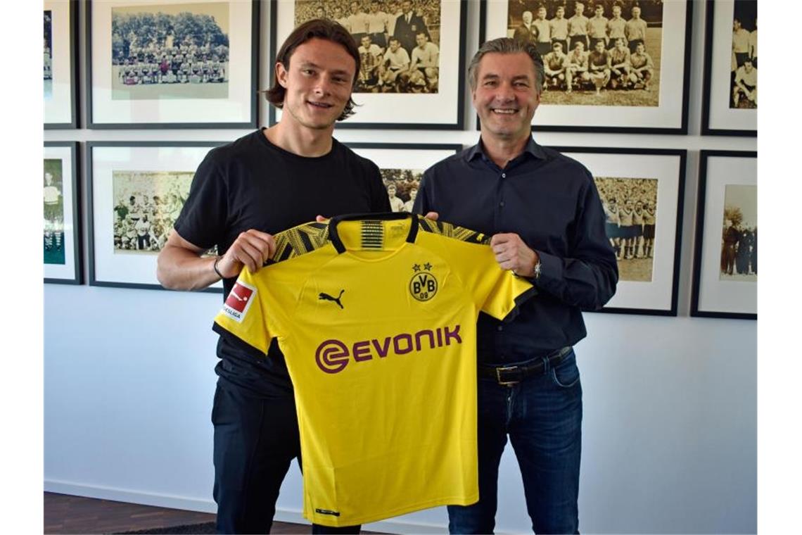 BVB-Sportdirektor Michael Zorc (r) empfängt Nico Schulz. Foto: BVB/Borussia Dortmund