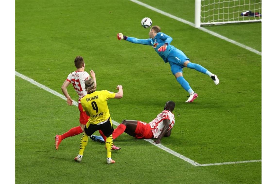 BVB feiert Pokalsieg nach Sieg gegen Leipzig BVB-Stürmer Erling Haaland (2.v.l) trifft nach starker Einzelleistung zum 0:2. Foto: Maja Hitij/Getty-Pool/dpa
