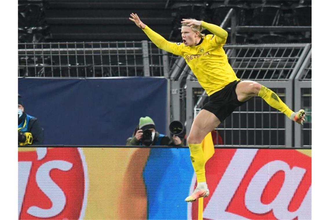 BVB-„Gigant“ Haaland begeistert Fußball-Europa BVB-Stürmer Erling Haaland feiert das Tor zum 2:0. Foto: Bernd Thissen/dpa-Pool/dpa