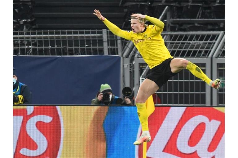 BVB-Stürmer Erling Haaland feiert das Tor zum 2:0. Foto: Bernd Thissen/dpa-Pool/dpa