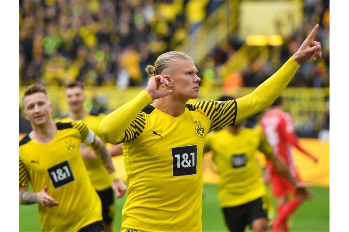 BVB klettert auf Rang eins - Bochum siegt im Kellerduell BVB-Stürmer Erling Haaland jubelt über seinen Treffer zum 2:0 gegen den FSV Mainz 05. Foto: Bernd Thissen/dpa