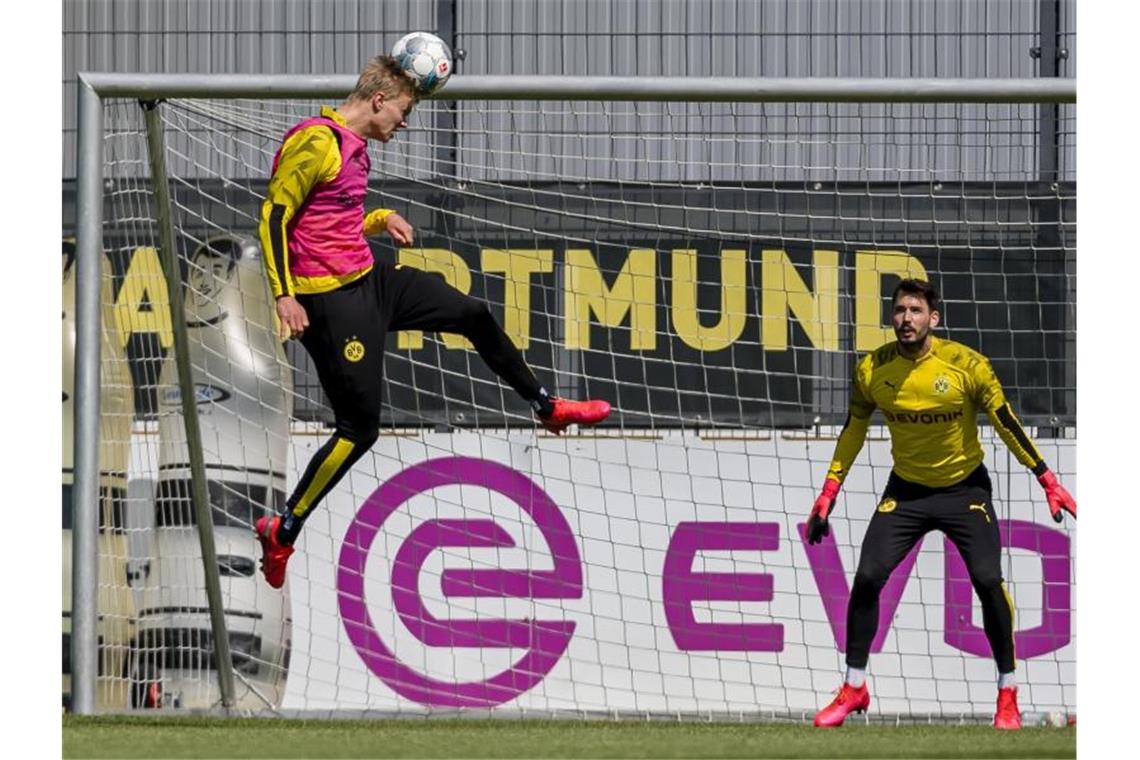 BVB-Stürmer Erling Haaland und Torwart Roman Bürki beim Training. Foto: Alexandre Simoes/Borussia Dortmund GmbH & Co. KGaA/dpa