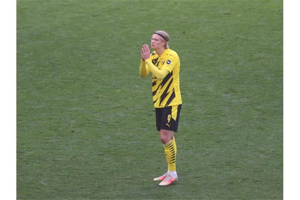 BVB angeschlagen nach Manchester - Watzke maßlos enttäuscht BVB-Stürmerstar Erling Haaland konnte die Niederlage gegen Frankfurt nicht fassen. Foto: Lars Baron/Pool Getty/dpa