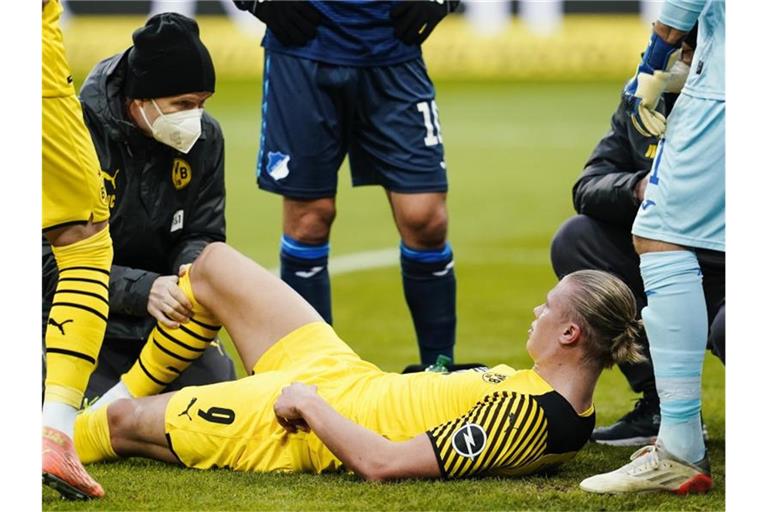 BVB-Topstar Erling Haaland musste kurz auf dem Platz behandelt werden. Foto: Uwe Anspach/dpa
