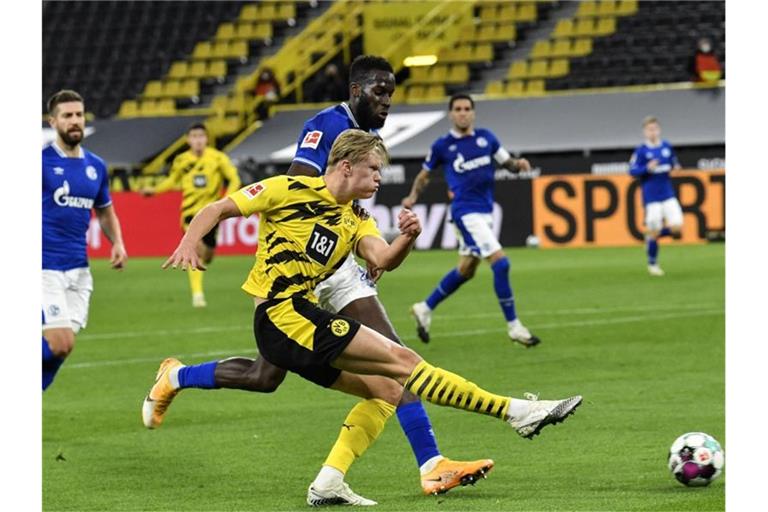 BVB-Torjäger Erling Haaland ist mit Dortmund im Revierderby auf Schalke gefordert. Foto: Martin Meissner/AP-Pool/dpa