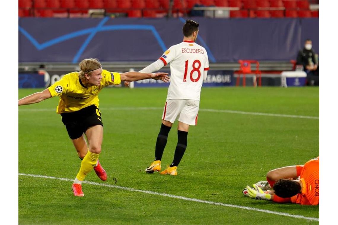 BVB-Torjäger Erling Haaland (l) stellte wenige Minuten nach dem Ausgleich für die Dortmunder Führung. Foto: Daniel Gonzalez Acuna/dpa