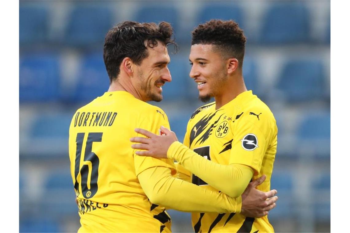 Bayern, BVB und Mönchengladbach gewinnen - Mainz ohne Punkt BVB-Torschütze Mats Hummels (l) feiert seinen Treffer zum 1:0 gegen Arminia Bielefeld mit Mannschaftskamerad Jadon Sancho (r). Foto: Friso Gentsch/dpa