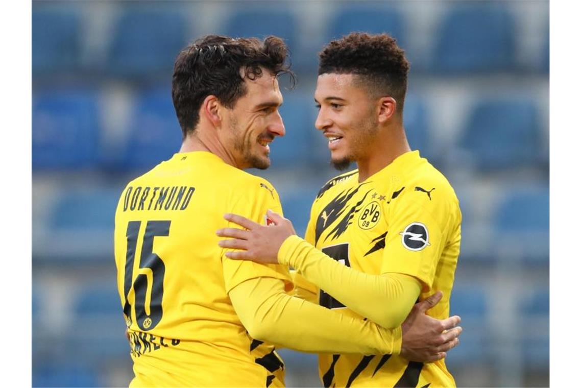 BVB-Torschütze Mats Hummels (l) feiert seinen Treffer zum 1:0 gegen Arminia Bielefeld mit Mannschaftskamerad Jadon Sancho (r). Foto: Friso Gentsch/dpa