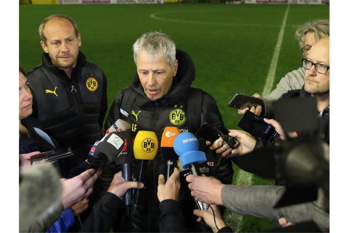 Noch viel Arbeit für BVB - Favre: „lächerliche Ballverluste“ BVB-Trainer Lucien Favre äußert sich nach dem Ende des Testspiels vor Journalisten. Foto: Friso Gentsch/dpa