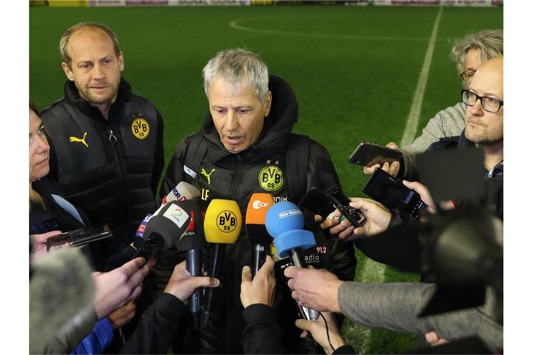 BVB-Trainer Lucien Favre äußert sich nach dem Ende des Testspiels vor Journalisten. Foto: Friso Gentsch/dpa