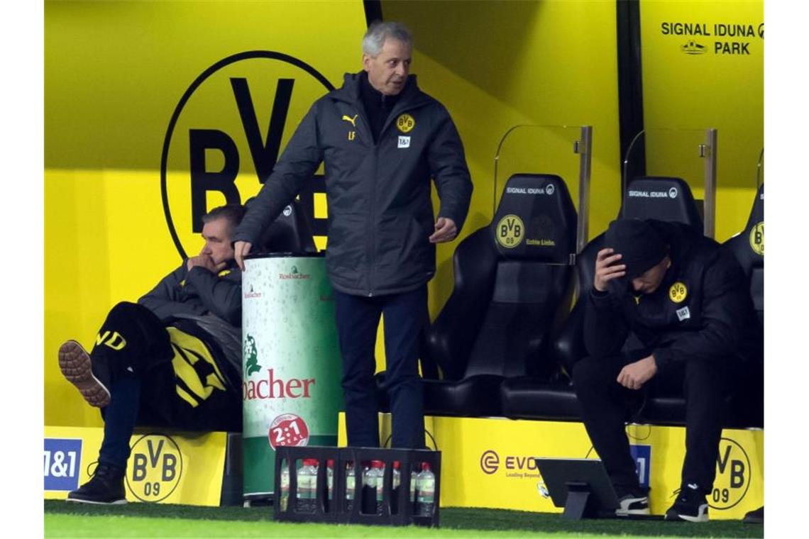 BVB-Trainer Lucien Favre (M.) konnte die Leistung seiner Spieler nicht fassen. Foto: Bernd Thissen/dpa