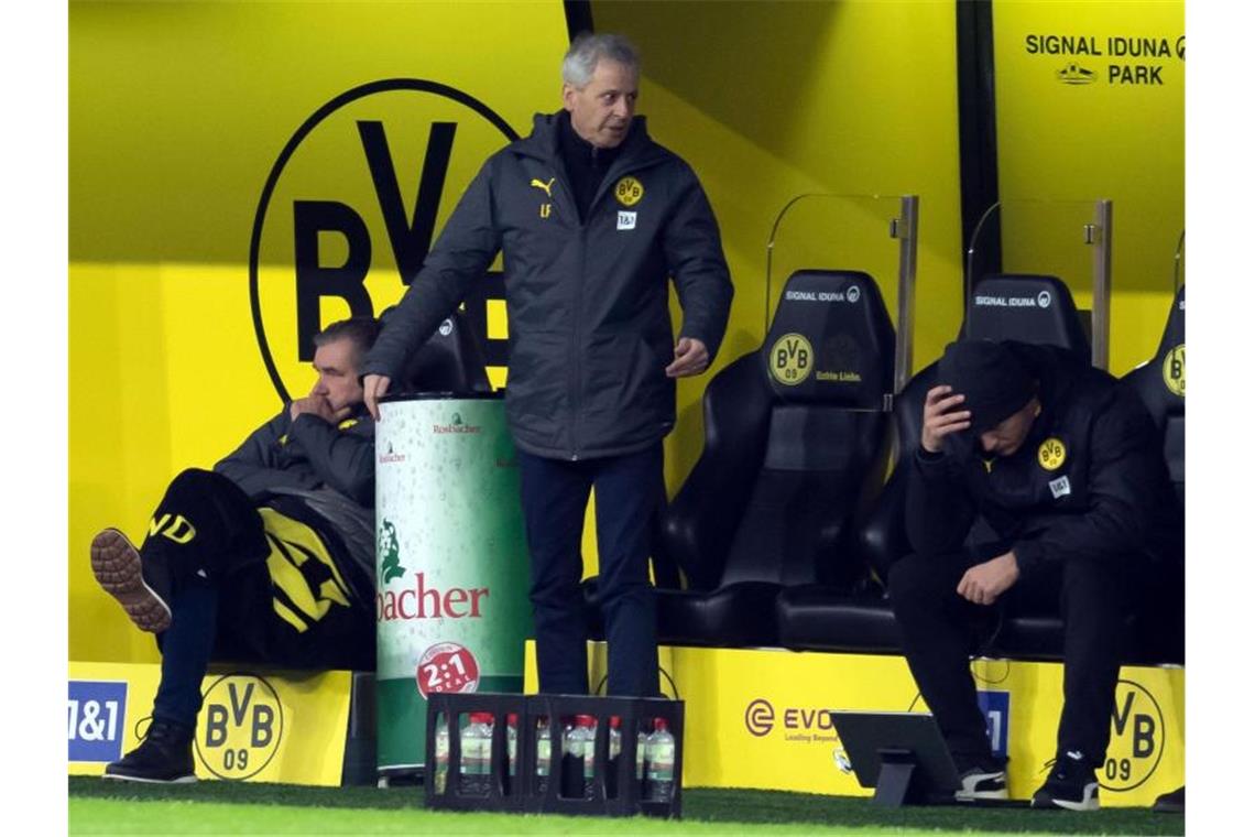 Vorweihnachtliches Beben beim BVB: Aus für Trainer Favre BVB-Trainer Lucien Favre (M.) konnte die Leistung seiner Spieler nicht fassen. Foto: Bernd Thissen/dpa