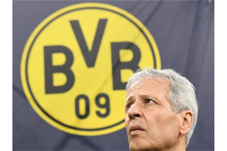 BVB-Trainer Lucien Favre muss mit seinem Team beim FC Schalke 04 antreten. Foto: Bernd Thissen/dpa