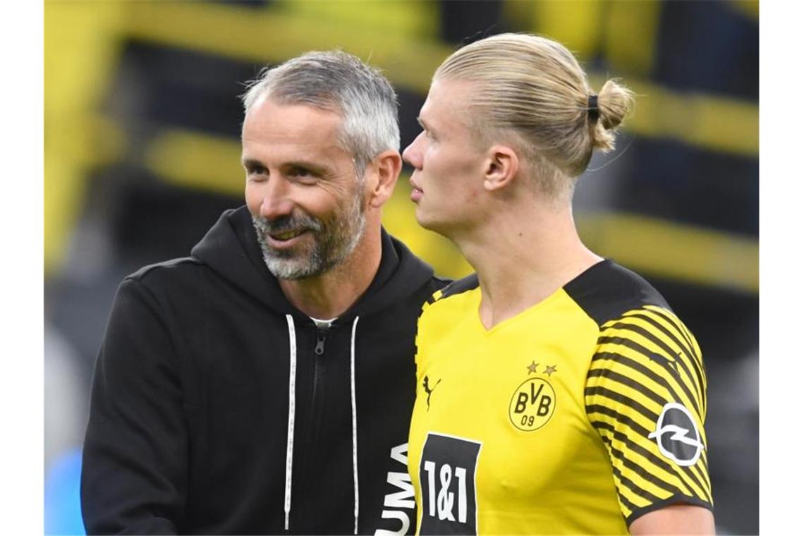 BVB-Trainer Marco Rose (l) hofft auf einen Einsatz von Stürmerstar Erling Haaland. Foto: Bernd Thissen/dpa