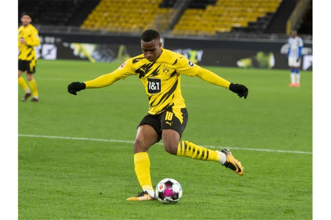 BVB-Trainer Marco Rose setzt im Supercup auf den 16-jährigen Youssoufa Moukoko in der Dortmunder Startelf. Foto: Bernd Thissen/dpa