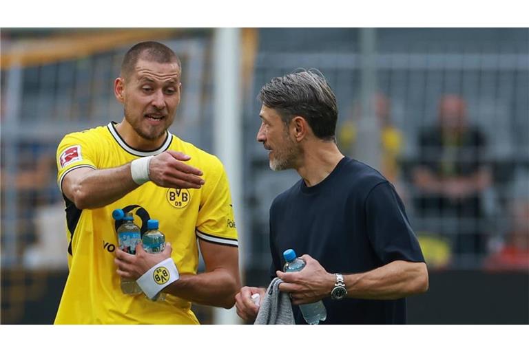 BVB-Trainer Nico Kovac (rechts) stellt sich hinter Waldemar Anton.