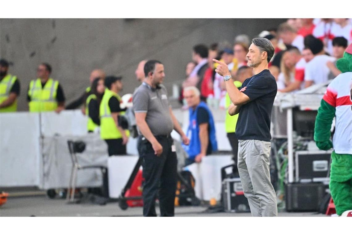 BVB-Trainer Niko Kovač gab seinen Spielern an der Seitenlinie Anweisungen.