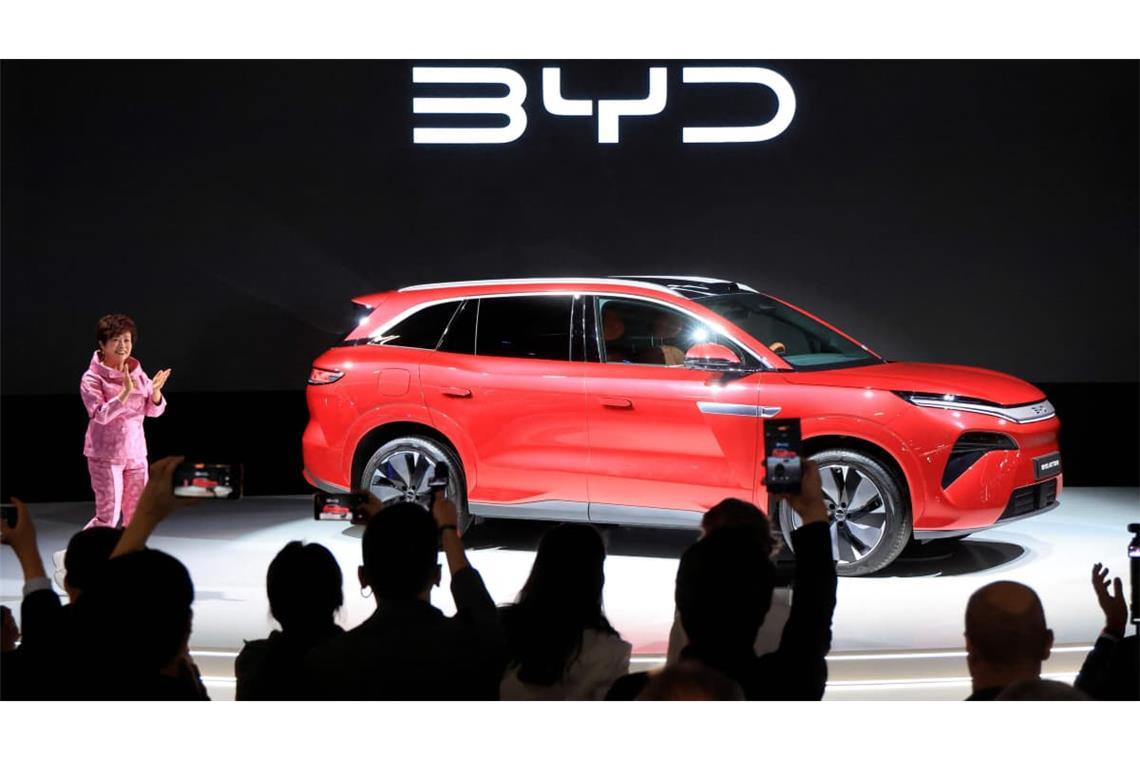 BYD-Vizechefin Stella Li präsentiert ein neues Modell aus ihrem Haus.