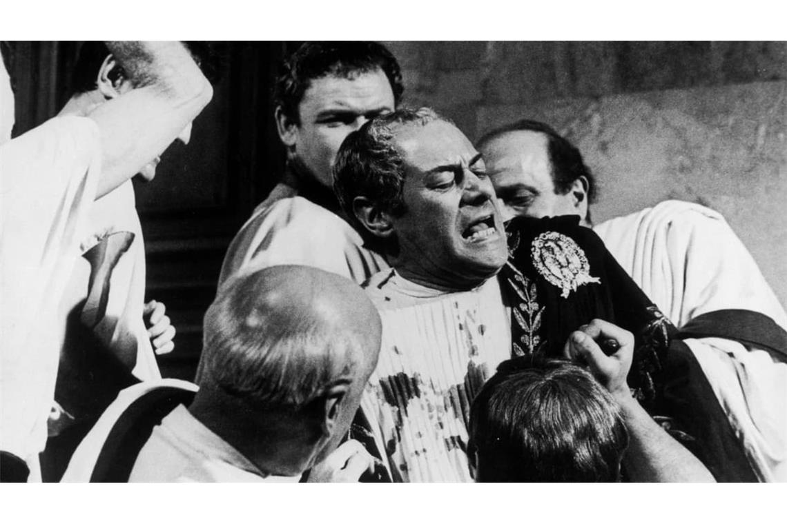 Cäsar wird von Brutus und seinen Mitverschwörern im Senat gemeuchelt (Szene aus dem US-Historienfilm „Cleopatra" aus dem Jahr 1963).