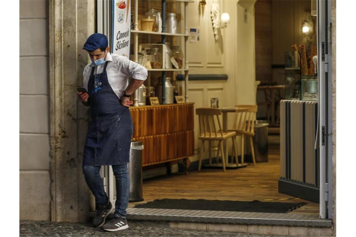 Cafe in Rom: Zumindest für den nächsten Monat gilt in ganz Italien auch im Freien eine Mund-Nasen-Schutz-Pflicht. Foto: Cecilia Fabiano/LaPresse/AP/dpa