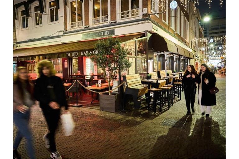 Cafés in der Innenstadt von Den Haag. Fast die gesamte Niederlande gilt ab Sonntag als Corona-Hochrisikogebiet. Foto: Phil Nijhuis/ANP/dpa