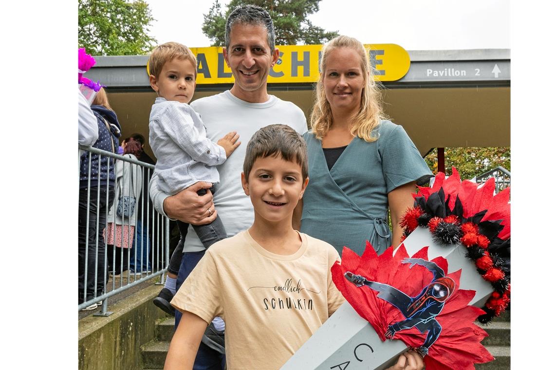 Der aufregende erste Tag als Schulkind Caleb wird begleitet von seinen Eltern Anne und Thomas Bali und seinem Bruder.