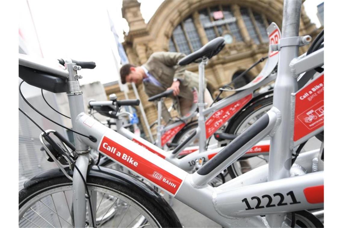 „Call a Bike“-Leihfahrräder am Hauptbahnhof in Frankfurt am Main. Foto: picture alliance / Arne Dedert/dpa