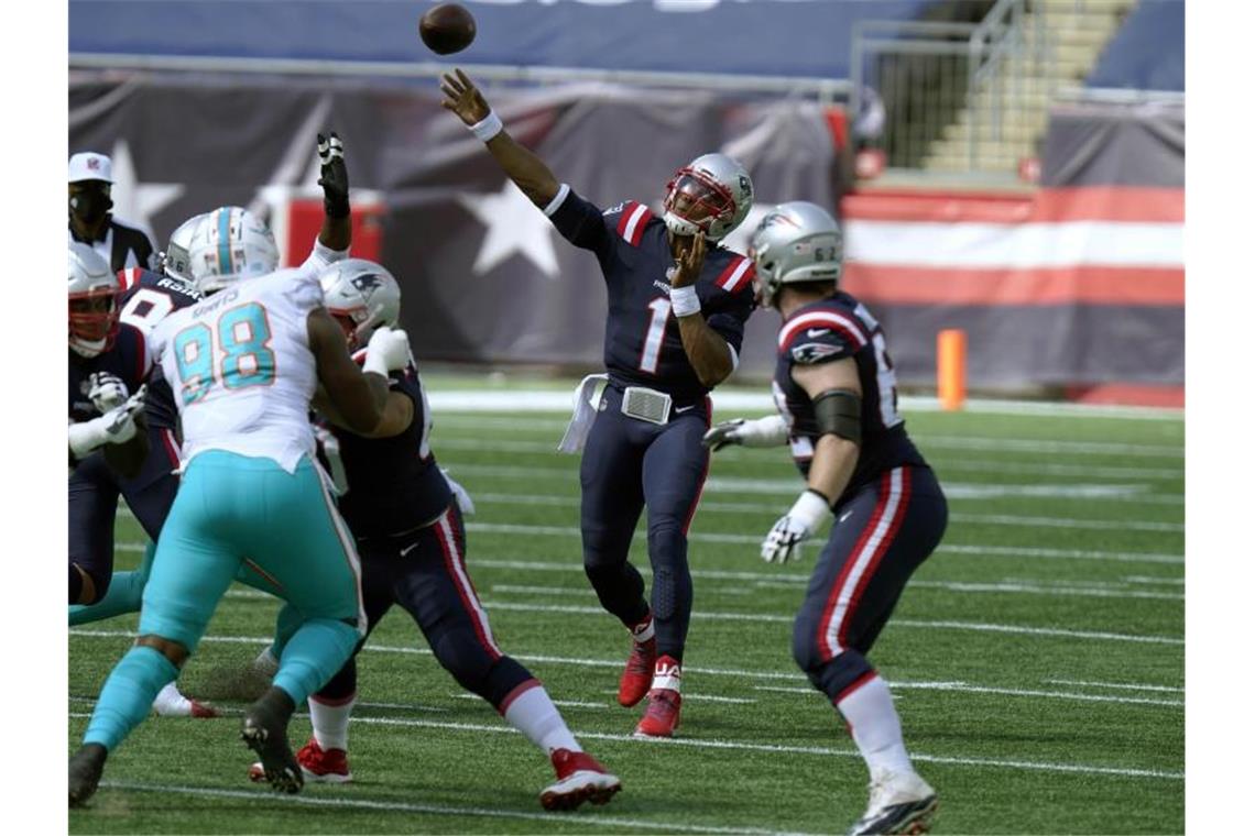 Newton führt Patriots zu Auftakt-Sieg in Nach-Brady-Ära Cam Newton (2.v.r) führte die Patriots mit zwei selbst erlaufenen Touchdowns zum Sieg. Foto: Steven Senne/AP/dpa