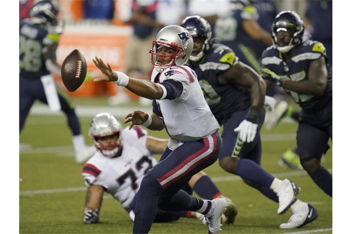Cam Newton (M), Quarterback der New England Patriots, ist positiv auf Corona getestet worden. Foto: Elaine Thompson/AP/dpa