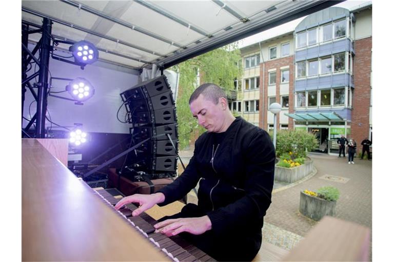 Cameron Carpenter, Organist, spielt auf einer auf einem Lkw montierten elektronischen Orgel. Foto: Christoph Soeder/dpa