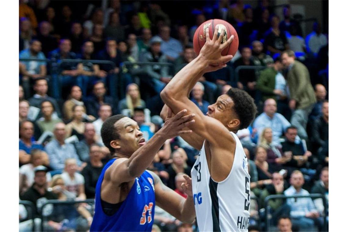 Basketball: Verkürzte Quarantäne für Ludwigsburgs Jackson Cameron Jackson (l) und Kevin Yebo im Zweikampf. Foto: Daniel Bockwoldt/dpa/Archivbild