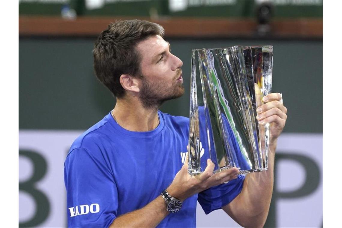 Cameron Norrie küsst seine Trophäe nach seinem Sieg über den Georgier Nikolos Bassilaschwili. Foto: Mark J. Terrill/AP/dpa