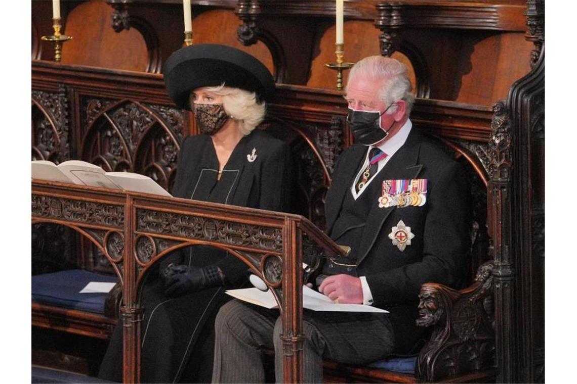 Die Royals nehmen Abschied von Prinz Philip Camilla, Herzogin von Cornwall und Charles, Prinz von Wales, während der Trauerfeier in der St.-Georgs-Kapelle. Foto: Dominic Lipinski/PA Wire/dpa
