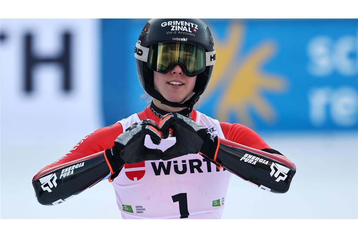 Camille Rast widmet ihren Sieg den Opfern der Feuerkatastrophe von Crans-Montana.