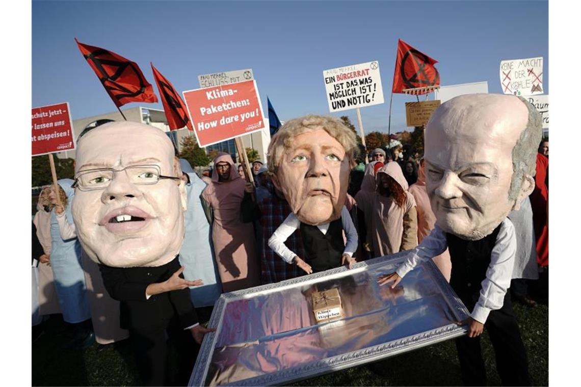 Campact-Aktivisten demonstrieren gegen das Klimapaket der Bundesregierung. Foto: Michael Kappeler/dpa