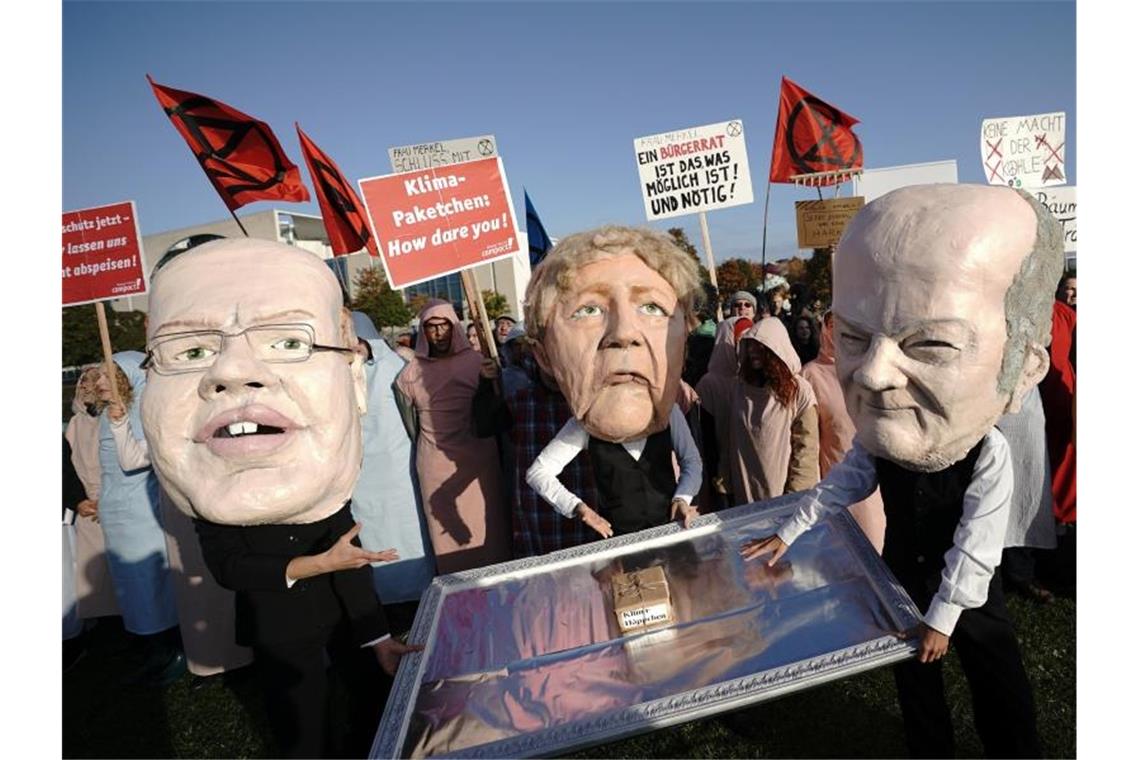 DIW: Klimapaket belastet vor allem Haushalte mit wenig Geld Campact-Aktivisten demonstrieren gegen das Klimapaket der Bundesregierung. Foto: Michael Kappeler/dpa