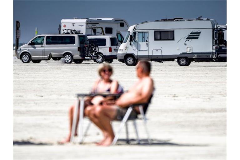 Camper am Strand von St. Peter-Ording. Foto: Axel Heimken/dpa