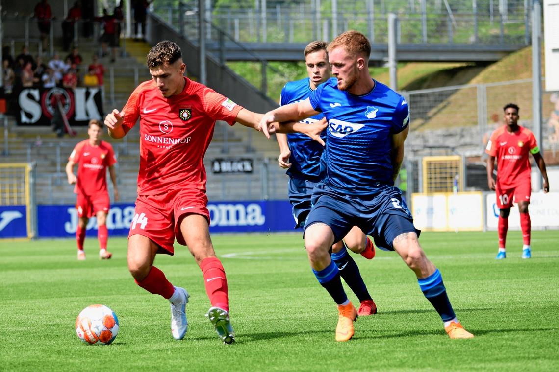 Can Karatas (am Ball) spielt mit Großaspach 1:1 in Hoffenheim. Foto: M. Mummert
