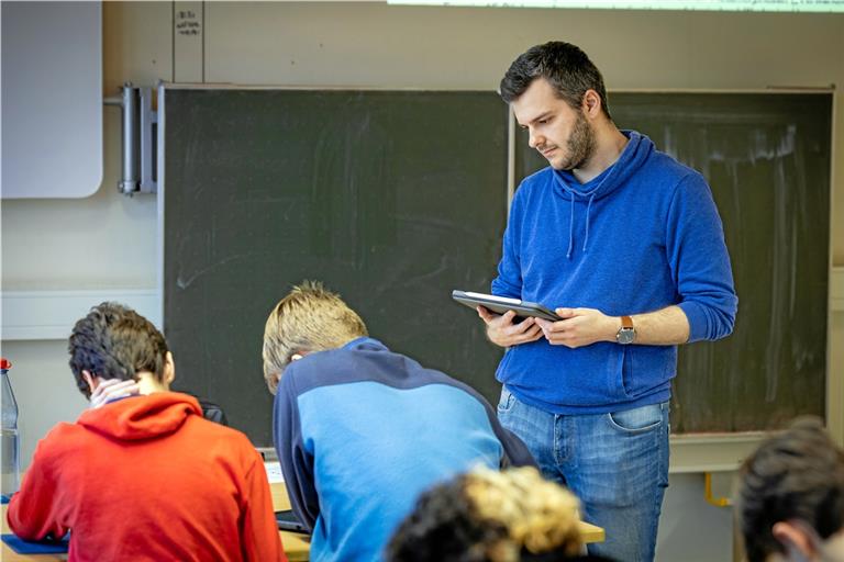Canel Kaya ist der einzige Referendar seines Jahrgangs am Backnanger Max-Born-Gymnasium. Foto: Alexander Becher