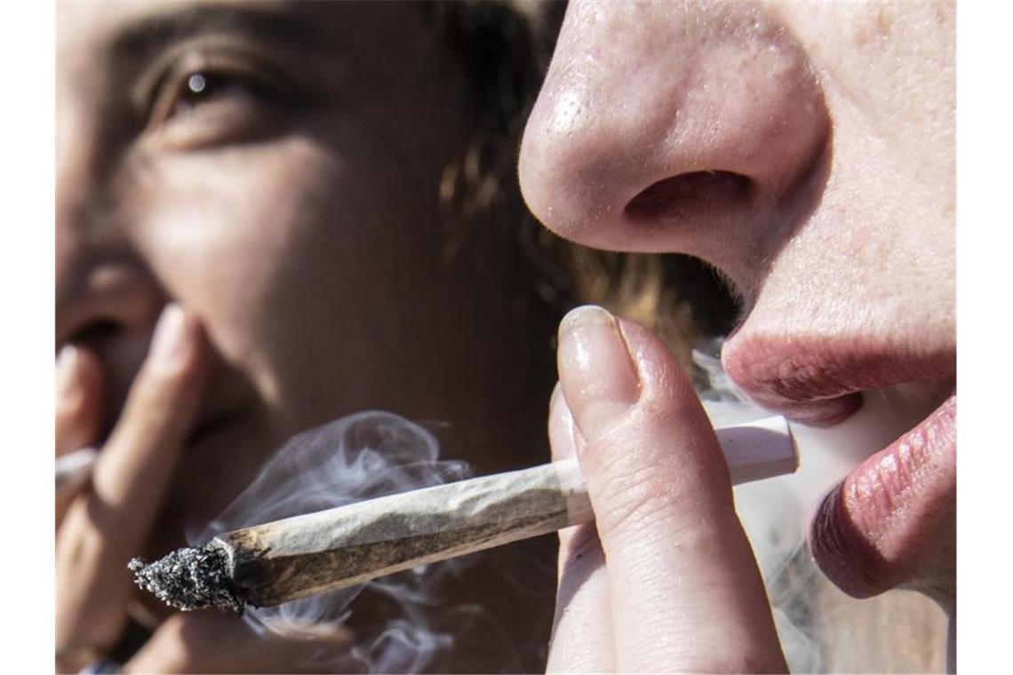 Europas Drogenmarkt wird auf 30 Milliarden Euro geschätzt Cannabis-Konsumentinnen: Der CDU-Innenpolitiker Marian Wendt kann sich eine kontrollierte Freigabe von Cannabis vorstellen. Foto: Paul Zinken/dpa