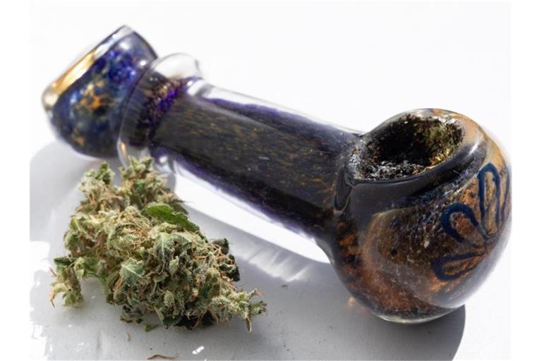Cannabis liegt neben einer Pfeife. In New York soll Marihuana legalisiert werden. Foto: Allyse Pulliam/ZUMA Wire/dpa